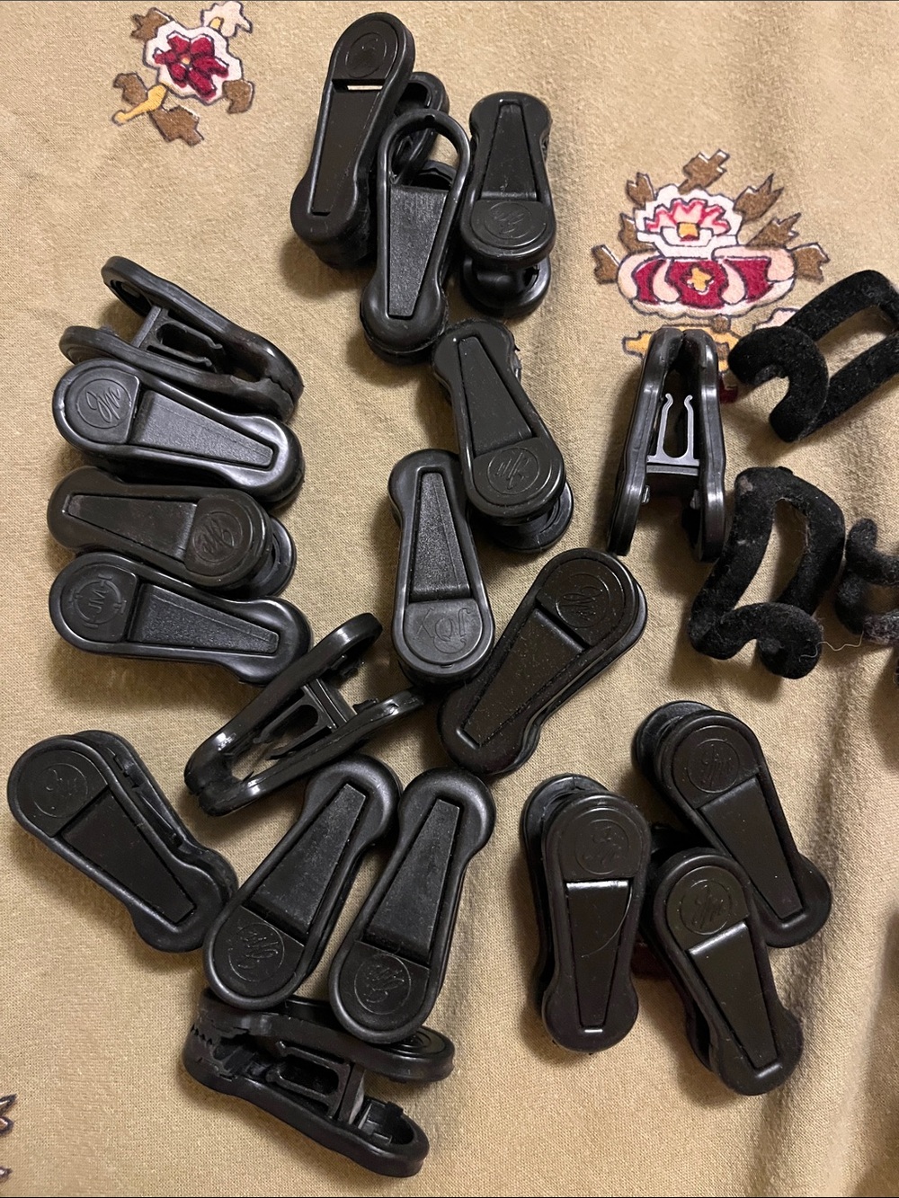 Huggable hanger clips